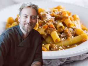 piatto di pasta alla genovese e chef Fusca