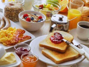 colazione con toast, cornetti, cereali, succhi